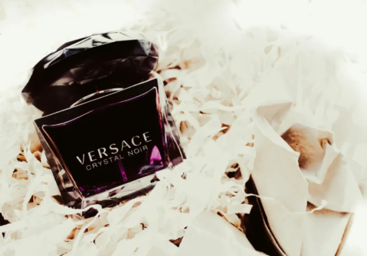 Versace: Od włoskiego atelieru do światowej marki>