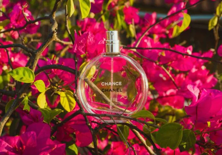 Świeże, owocowe perfumy przyniosą Ci letni nastrój nawet zimą. Po które sięgnąć?>