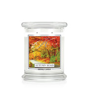 Kringle Candle Autumn Road średnia świeca zapachowa z 2 knotami (411g)