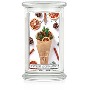 Kringle Candle Cypress & Cinnamon duża świeca zapachowa z 2 knotami (624 g)